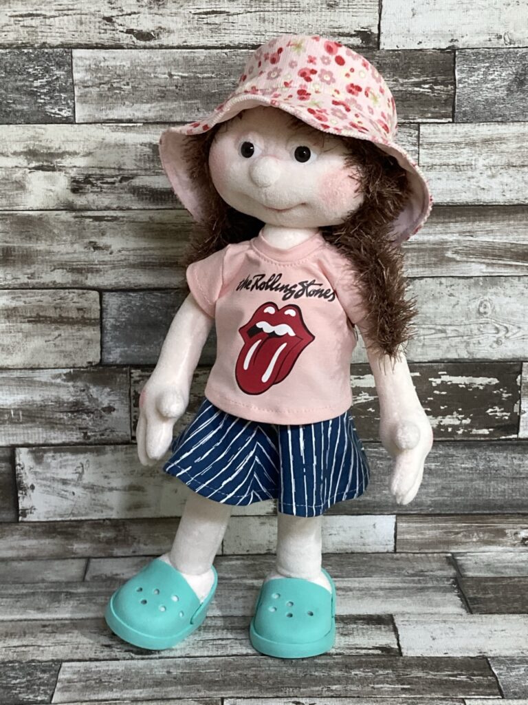 kislánybaba rollingstones pólóban
